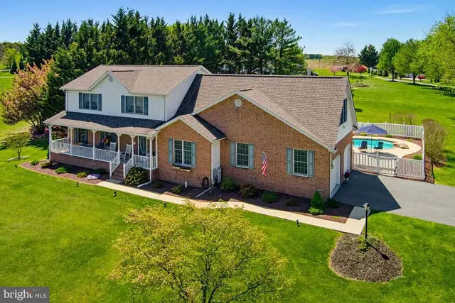495 Hattie Dr, Hampstead