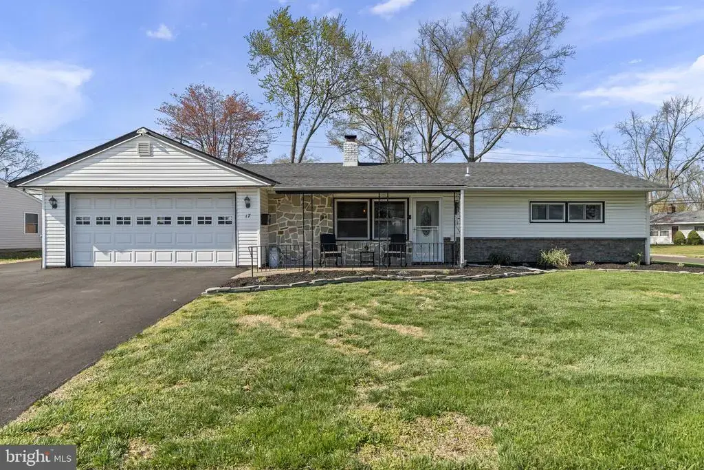 17 Gun Rd, LEVITTOWN