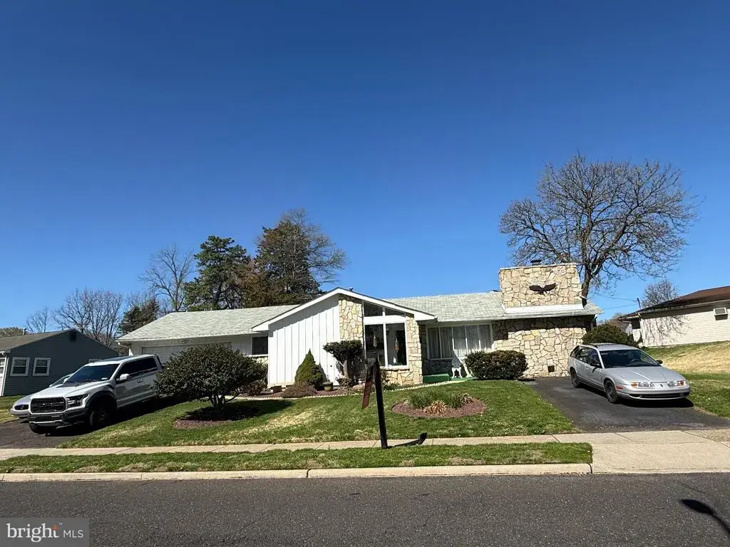 521 Parkway Dr, FAIRLESS HILLS