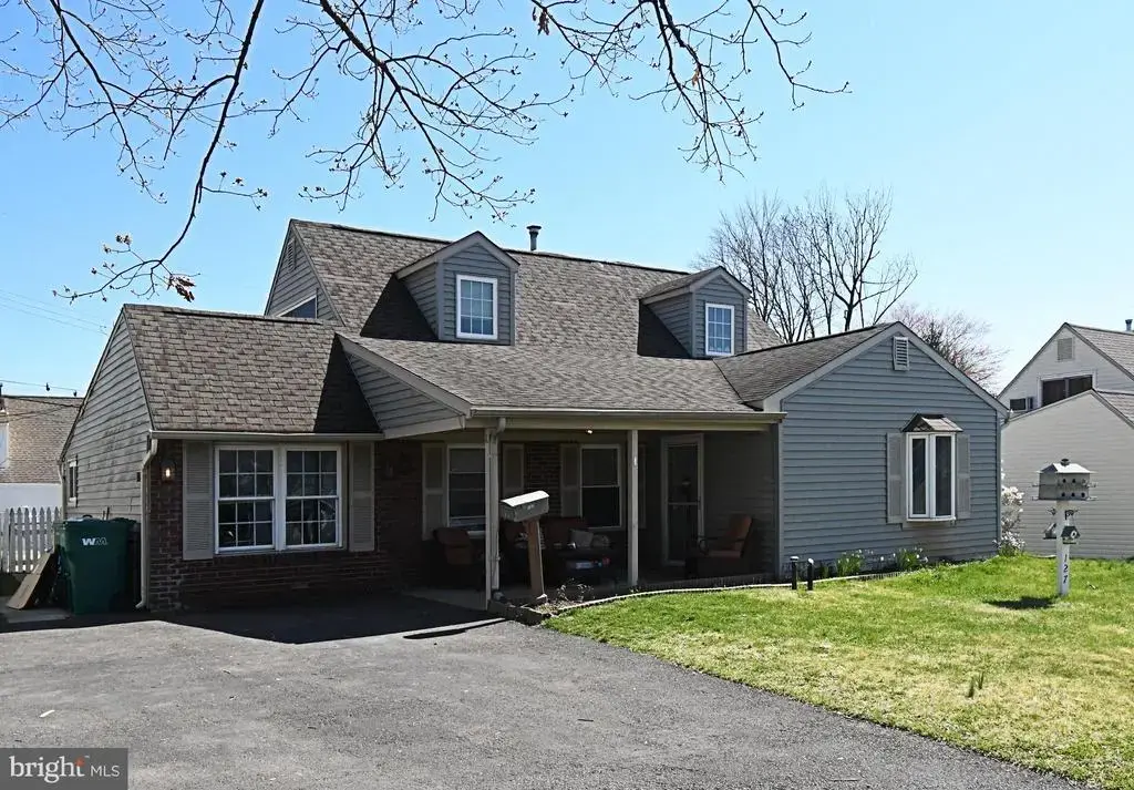 127 Hedge Rd, LEVITTOWN