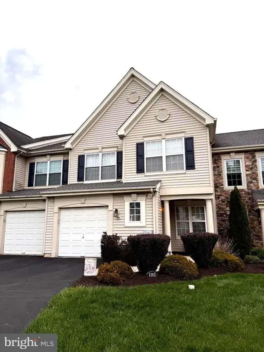105 Silver Oak Ct, WARWICK