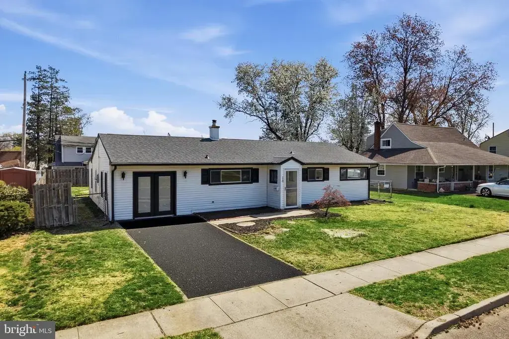 110 Deep Dale Dr E, LEVITTOWN