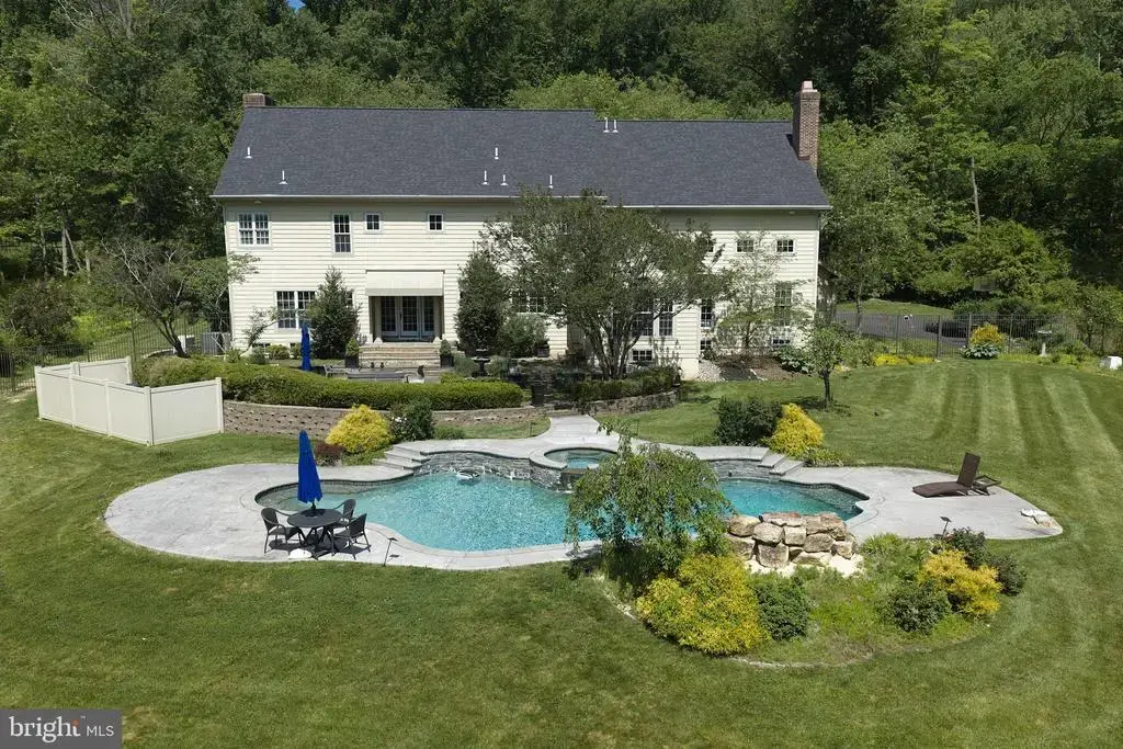 5765 Valley Stream Dr, DOYLESTOWN
