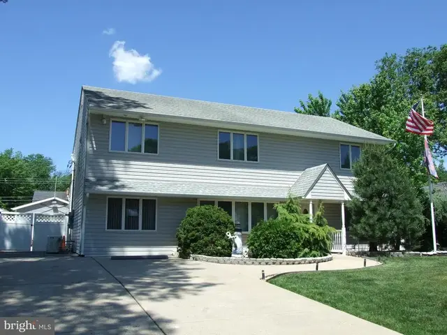 106 Juniper Dr, Levittown