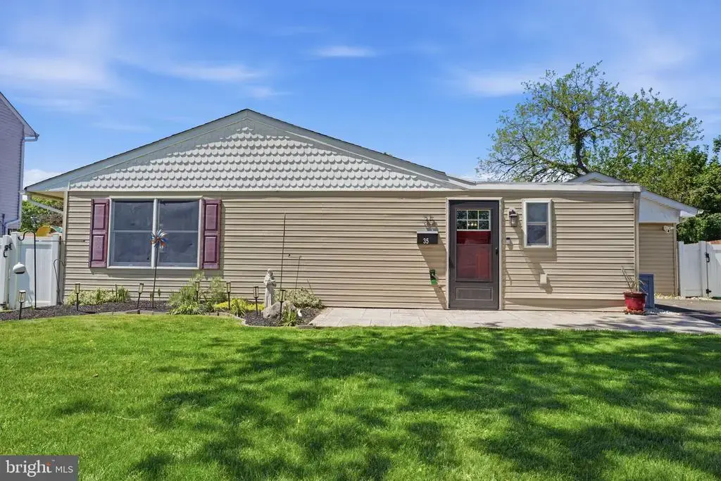 35 Ember Ln, LEVITTOWN