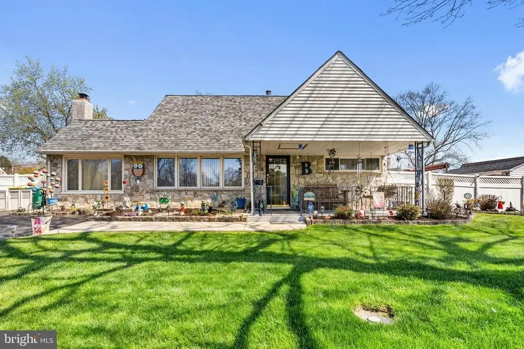 54 Quincy Dr, LEVITTOWN