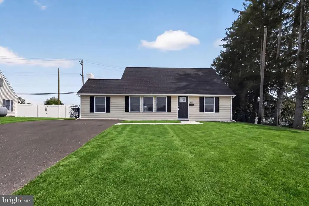 28 Jump Hill Rd, LEVITTOWN