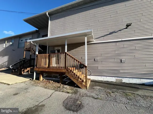 18 S 11th St, Akron