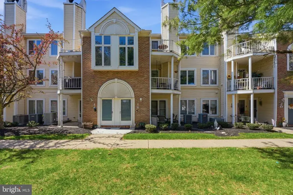 16 Michele Ct #16, LEVITTOWN