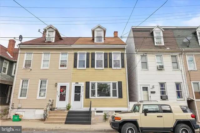 637 W College Ave, York