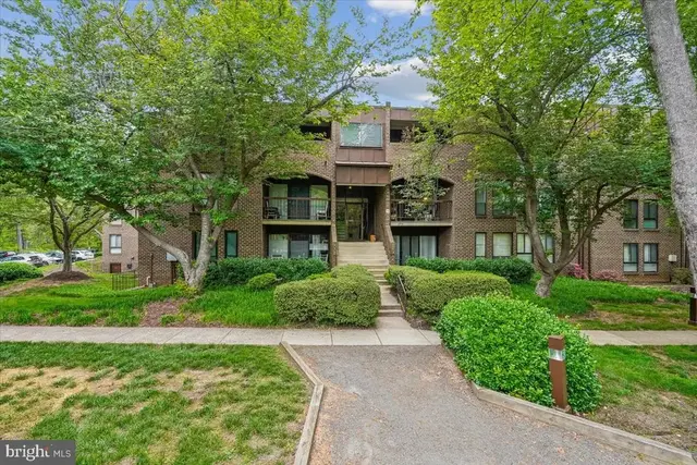11256 Chestnut Grove Sq #23, Reston