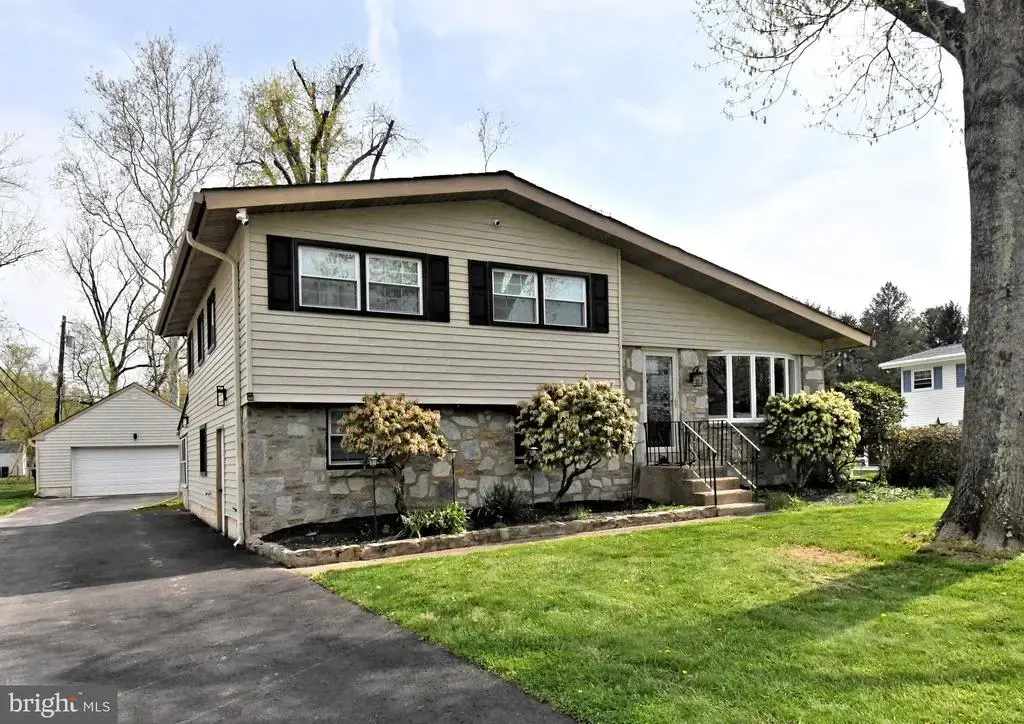 89 Upland Dr, SOUTHAMPTON