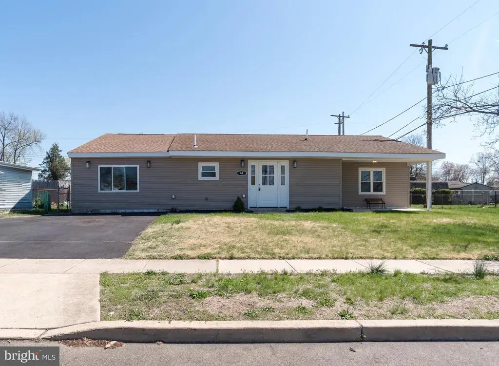 44 Elm Ln, LEVITTOWN