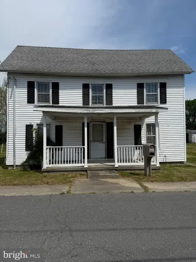 6 E 4th, Blades