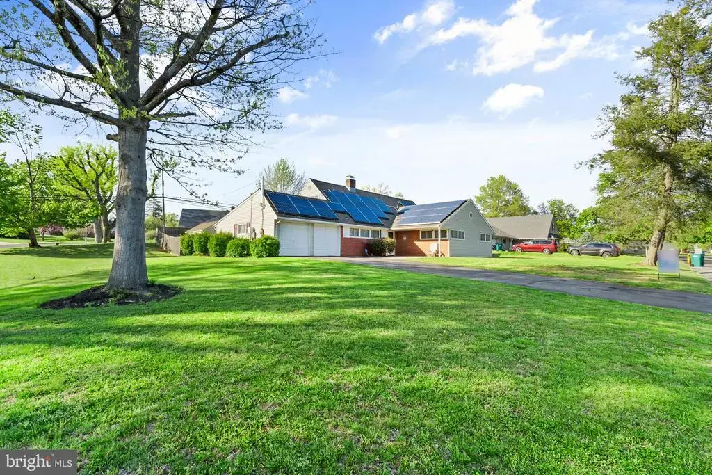 18 S Forsythia Dr S, LEVITTOWN