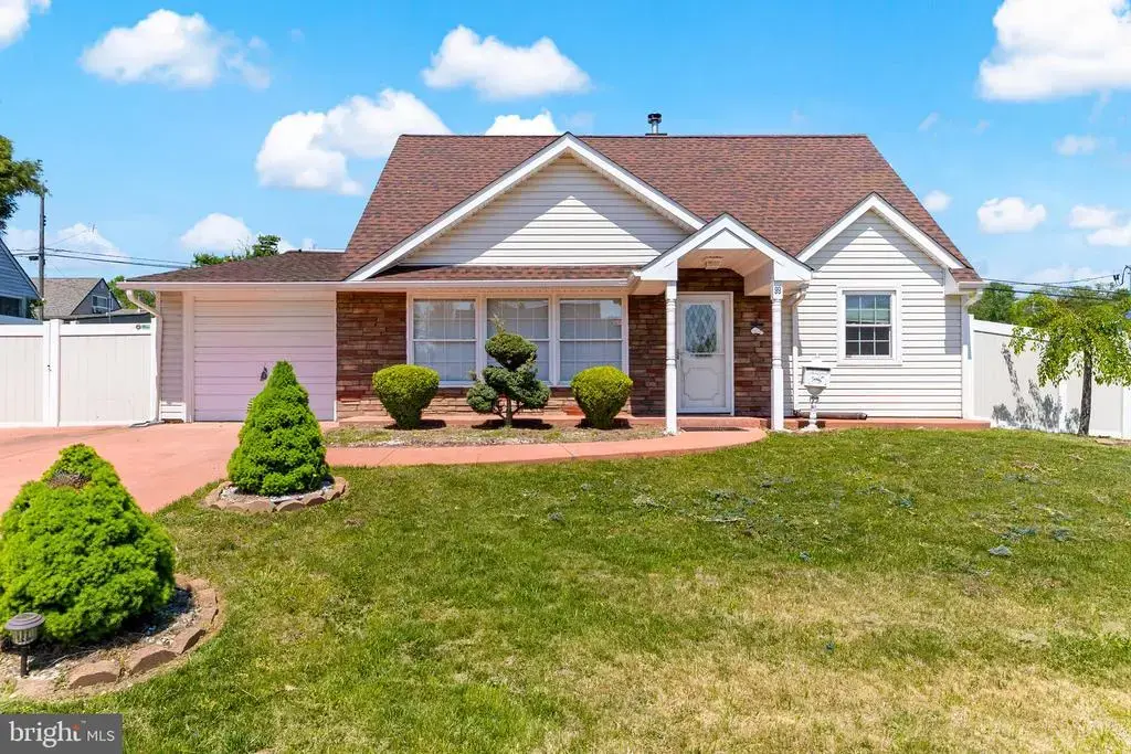 99 Harmony Rd, LEVITTOWN