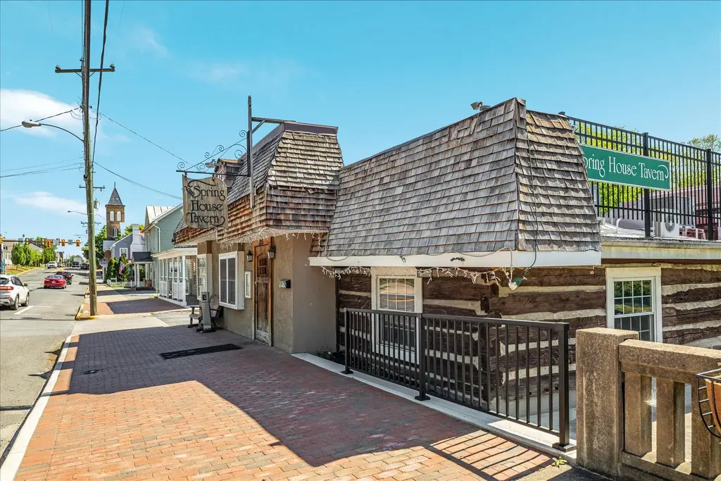 325 S Main St, WOODSTOCK