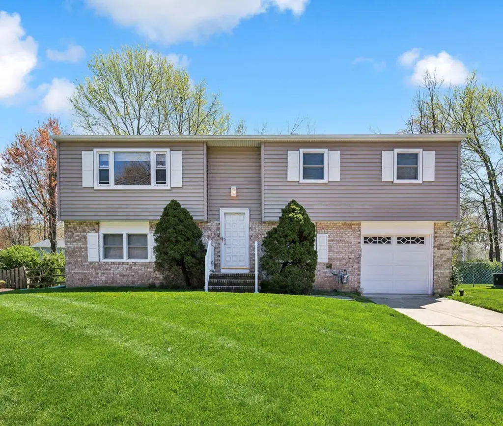 399 Green Ln, EWING