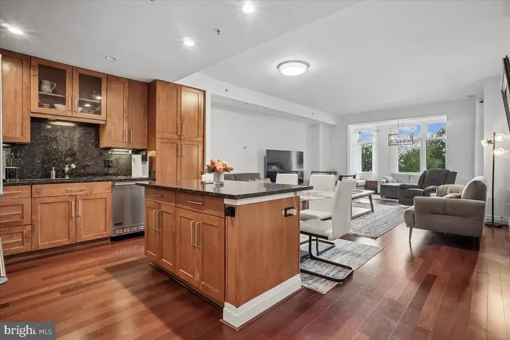 8220 Crestwood Heights Dr #301, MCLEAN