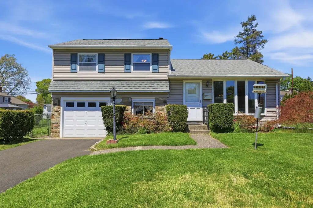 903 Pine Rd, WARMINSTER