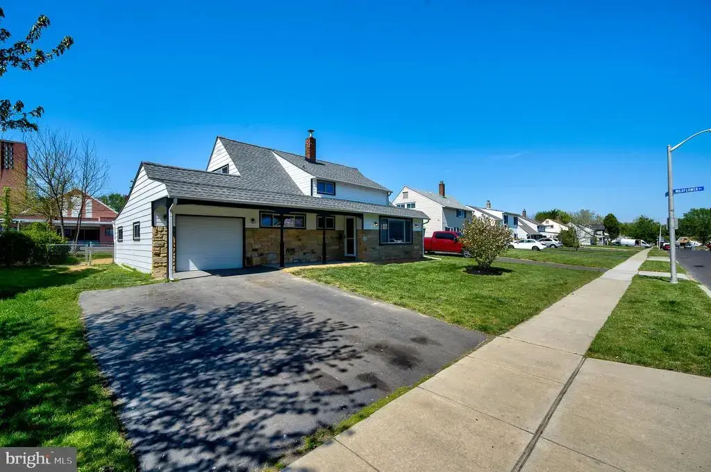 11 Whitewood Dr, LEVITTOWN