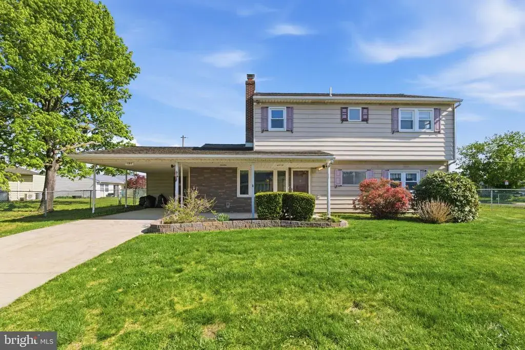154 Pinewood Dr, LEVITTOWN