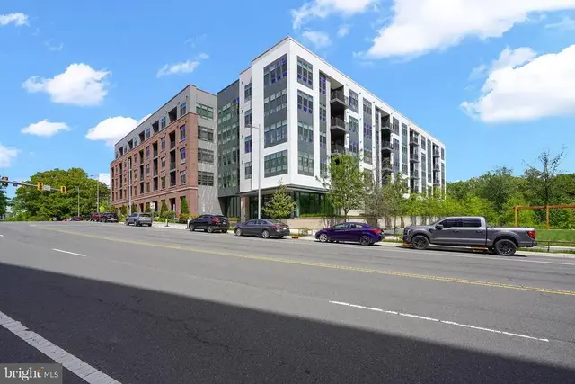 1761 Old Meadow Rd #221, Mclean