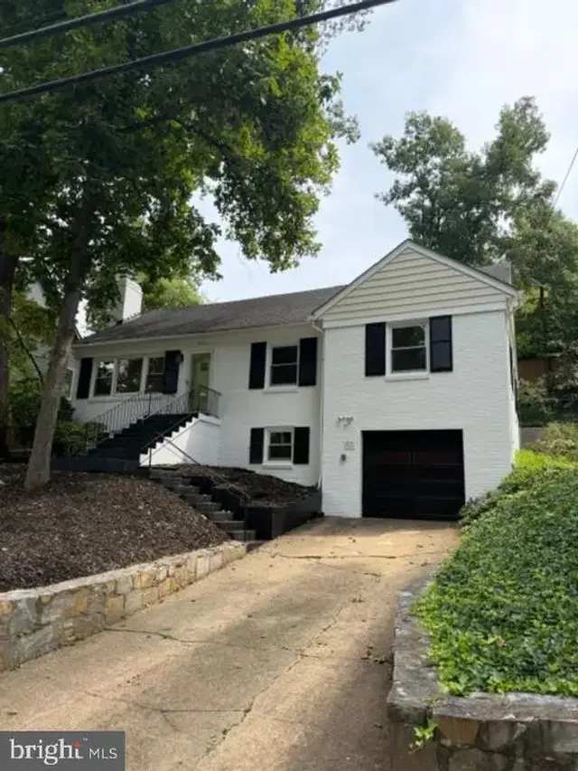 2351 N Vermont St N, Arlington