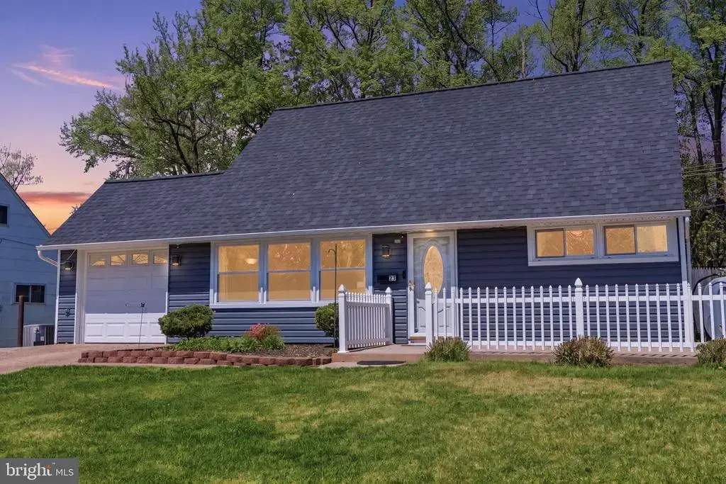 25 Vermillion Ln, LEVITTOWN