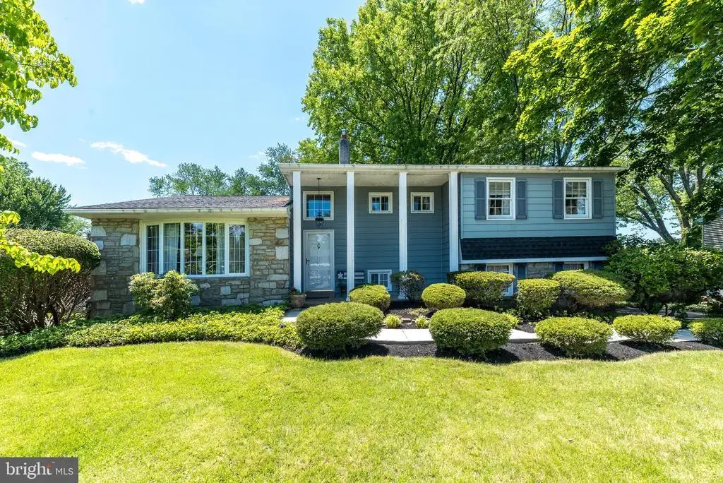 216 Windsor Dr, SOUTHAMPTON
