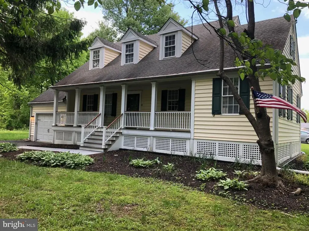 212 Apple St, LEVITTOWN
