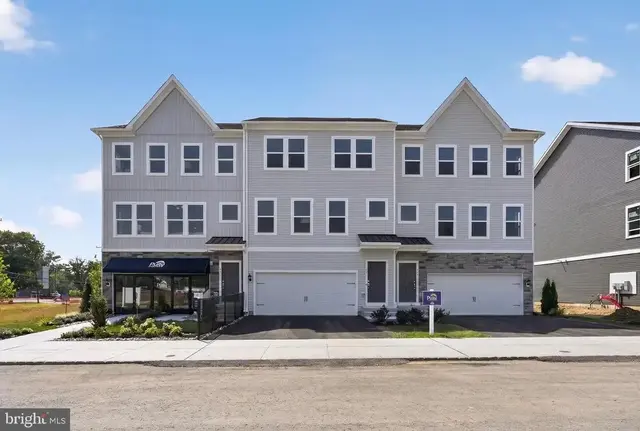 51 Chaucer Ct, Levittown