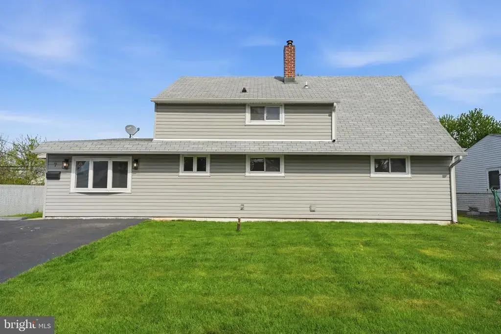 7 Wildflower Rd, LEVITTOWN