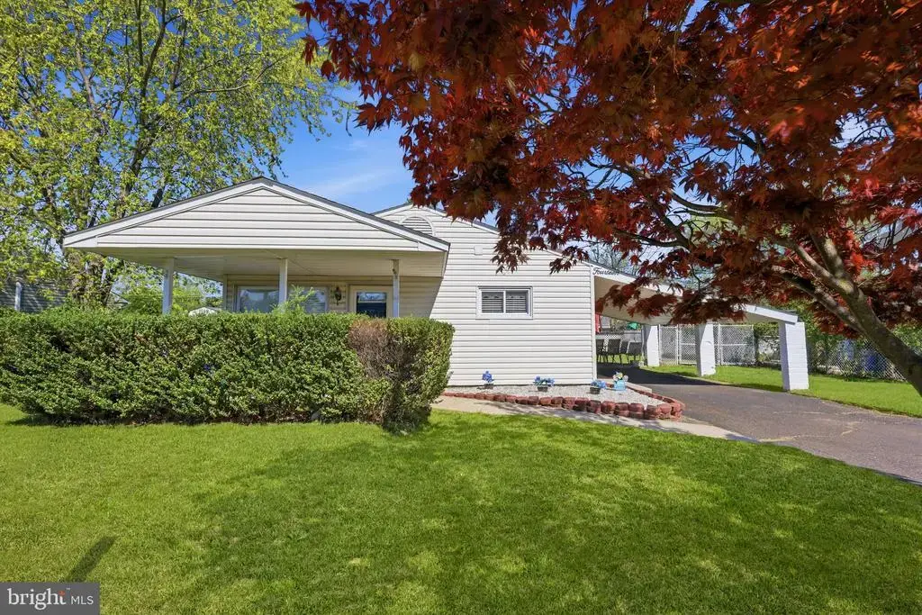 14 Dewberry Ln, LEVITTOWN
