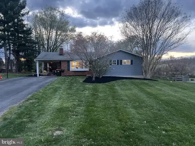 6122 Rolling View Dr, Sykesville