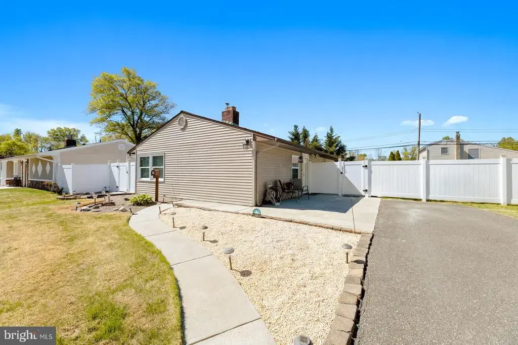 11 Midwood, LEVITTOWN