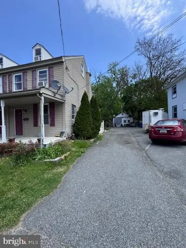 212 S Main St, North East