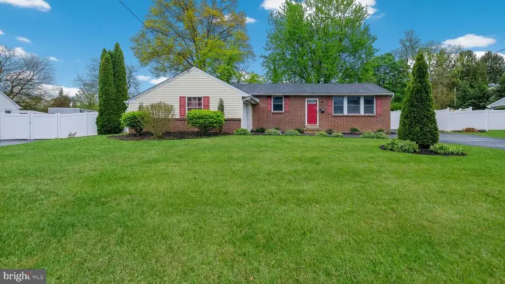 717 Longstreth Rd, WARMINSTER