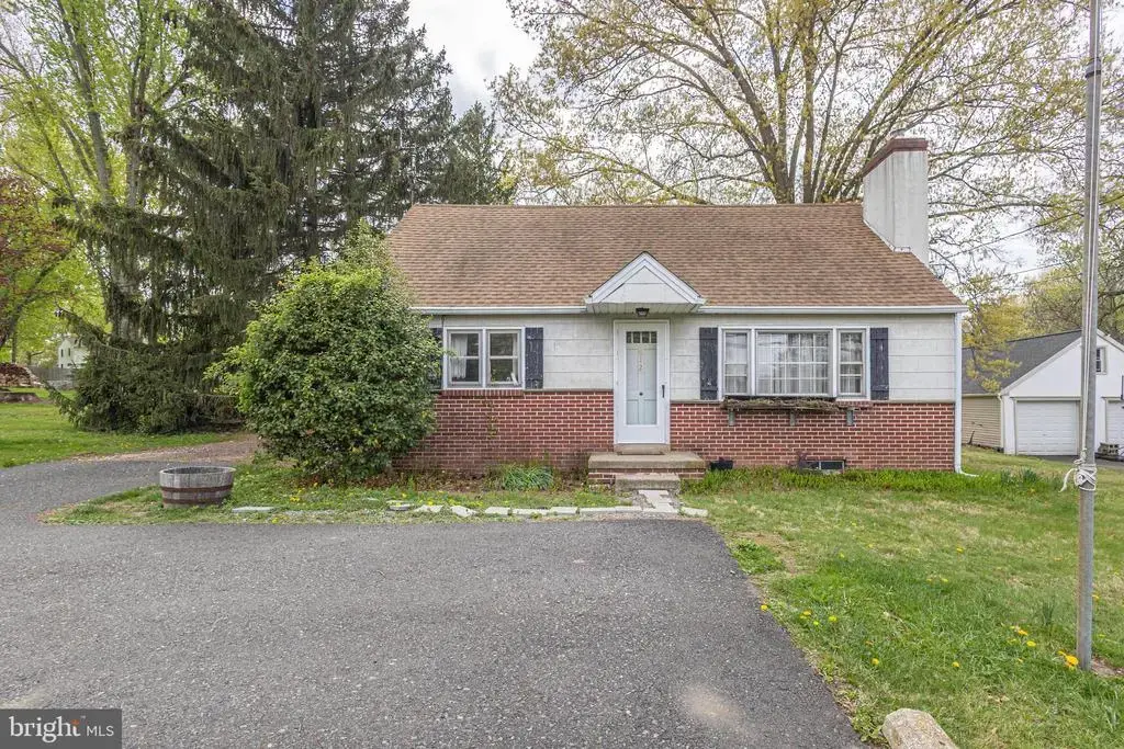 812 E Walnut St, PERKASIE