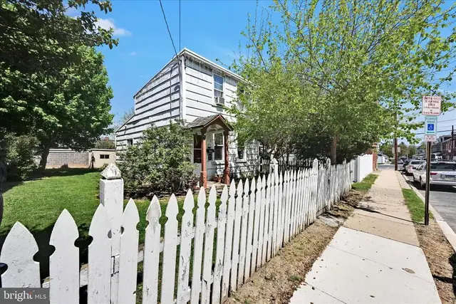 745 E Marion St, Lancaster