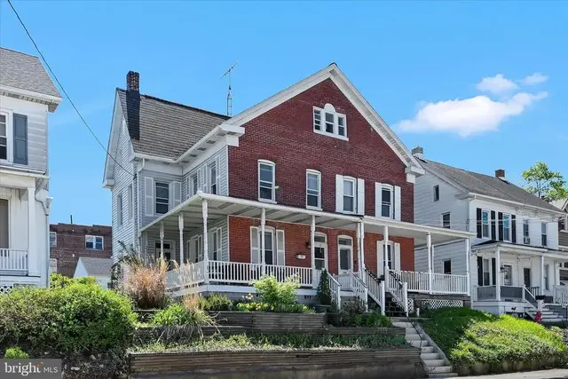 548 W Broadway, Red Lion