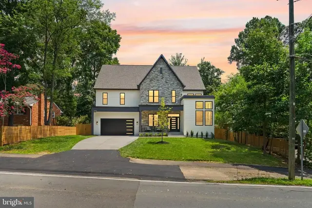 1915 Great Falls St, Mclean