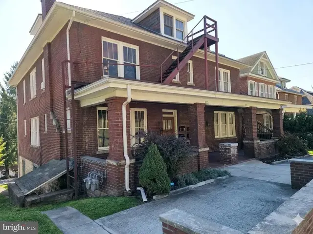 807 Bedford St, Cumberland