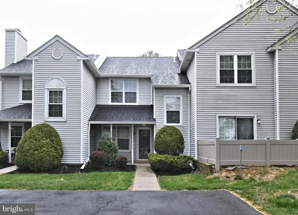 43 Everett Dr #143, NEWTOWN