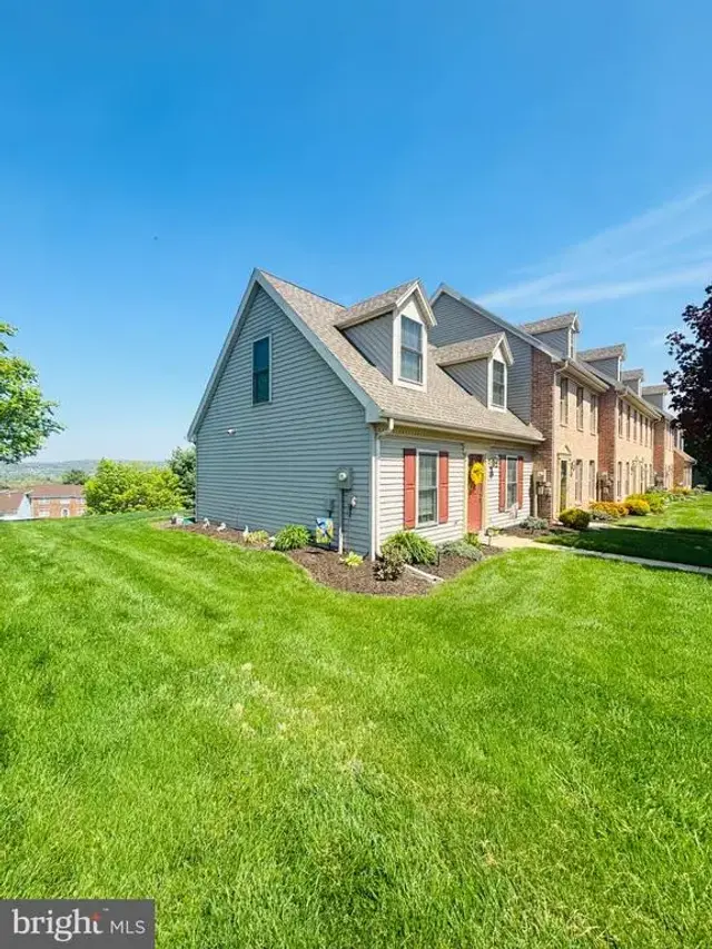 179 Crown Pointe Dr, York