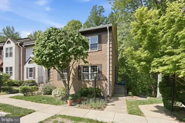 6086 Heatherwood Dr, Alexandria