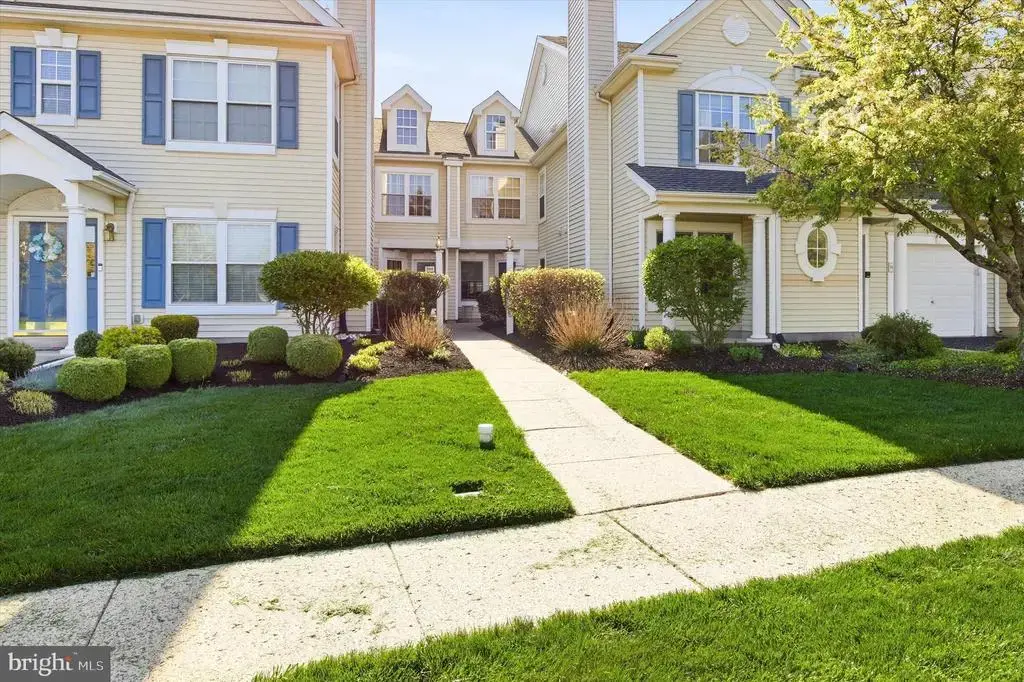 105 Strawberry Ct, WARWICK
