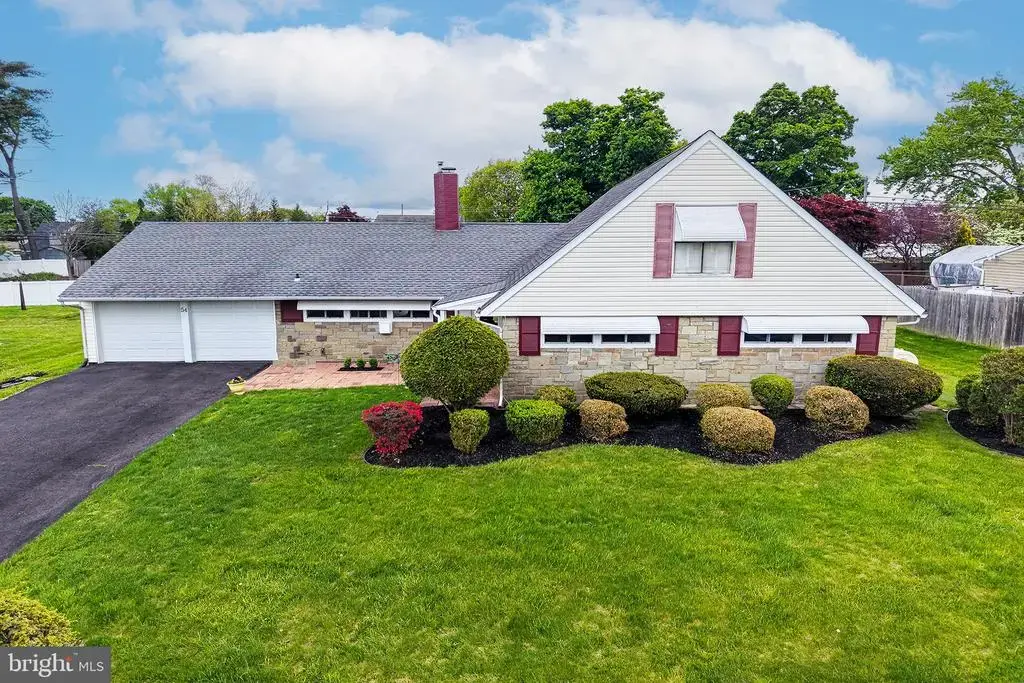 54 Red Berry Rd, LEVITTOWN