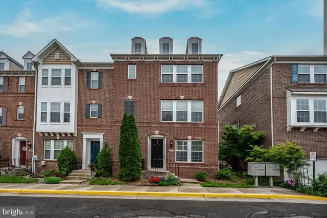 2037 Blunt Ln, Alexandria