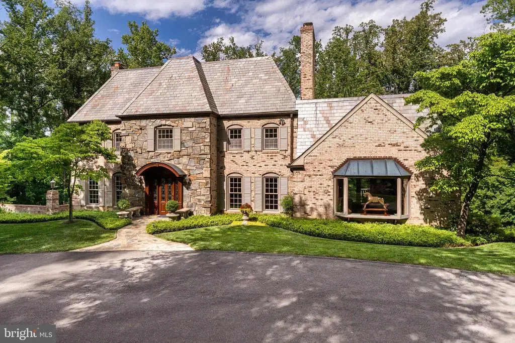 7018 Green Oak Dr, MCLEAN
